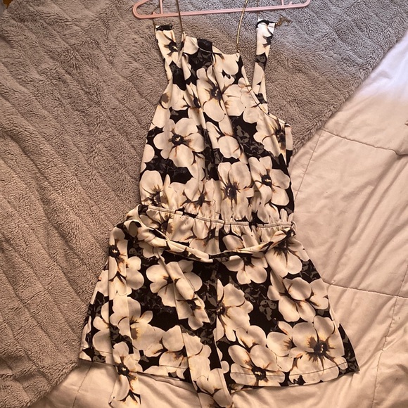Flower romper. Shorts. Never worn. - Picture 2 of 3